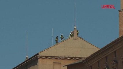 Rimosso il comignolo della Cappella Sistina utilizzato per l'elezione del Papa