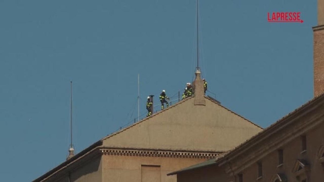 Rimosso il comignolo della Cappella Sistina utilizzato per l'elezione del Papa