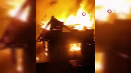 Sinop’ta ahşap ev yanarak kullanılamaz hale geldi
