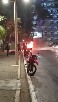 Imagens de fogo em veículo ganham as redes sociais; incêndio foi registrado em Maceió