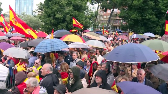 Multitud de personas se manifiestan contra Sánchez en Madrid respaldadas por PP y Vox
