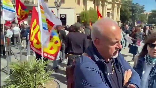 Catanzaro, al via la manifestazione Calabria alza la testa!! per il diritto alla salute dei cittadini calabresi