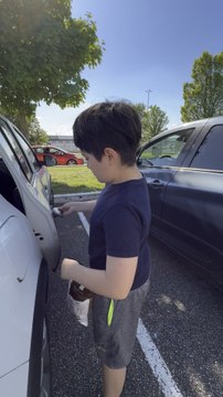 Toko kelontong untuk kucing! Ada banyak toko yang menjual makanan, mainan, dan aksesoris untuk kucing. Beberapa contoh toko kelontong kucing adalah:1. Pet Shop2. Toko Hewan Peliharaan3. Online store khusus kucing