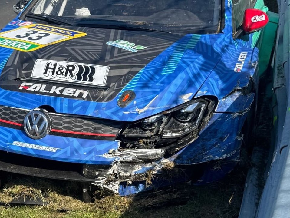 Auf dem Nürburgring: Max Kruse crasht sein Rennauto in die Leitplanke