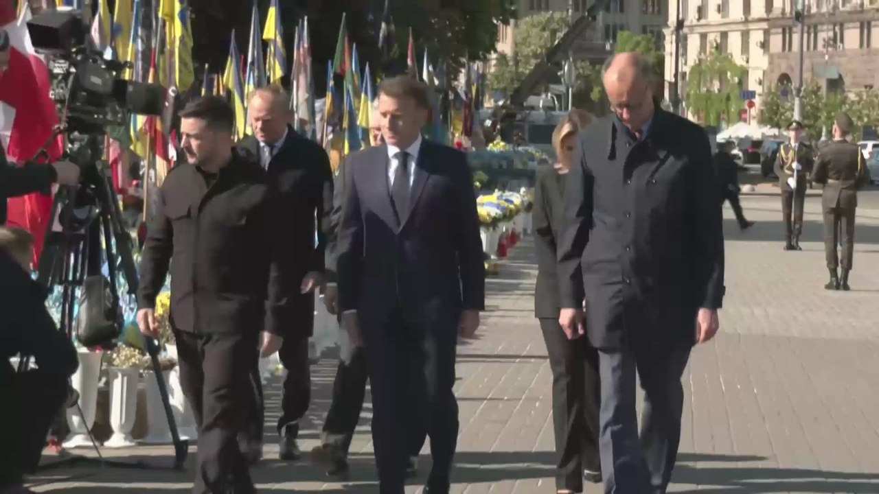 Macron, Starmer, and Zelensky Discuss Privately After Iconic Photo in Ukraine