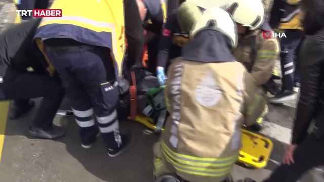 Beylikdüzü'nde duraktaki metrobüse başka bir metrobüs çarptı