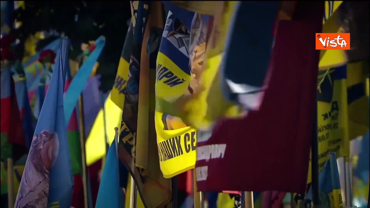 Merz, Starmer, Macron e Tusk rendono omaggio a Muro della Memoria Kiev con Zelensky