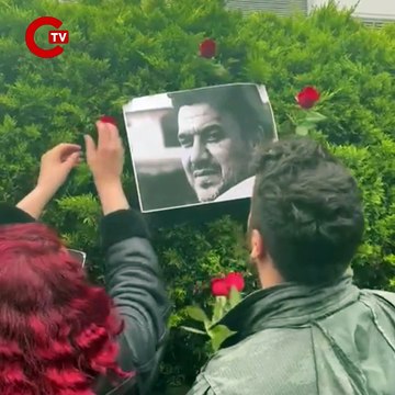 Yurttaşlar Çalık Holding'in önünde toplandı