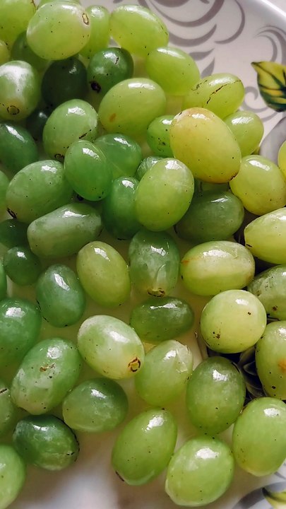 Health benefits of eating green grapes on daily basis.