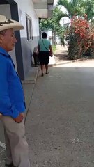 Hondureño carga ataúd de su hijo por no tener dinero para pagar transporte