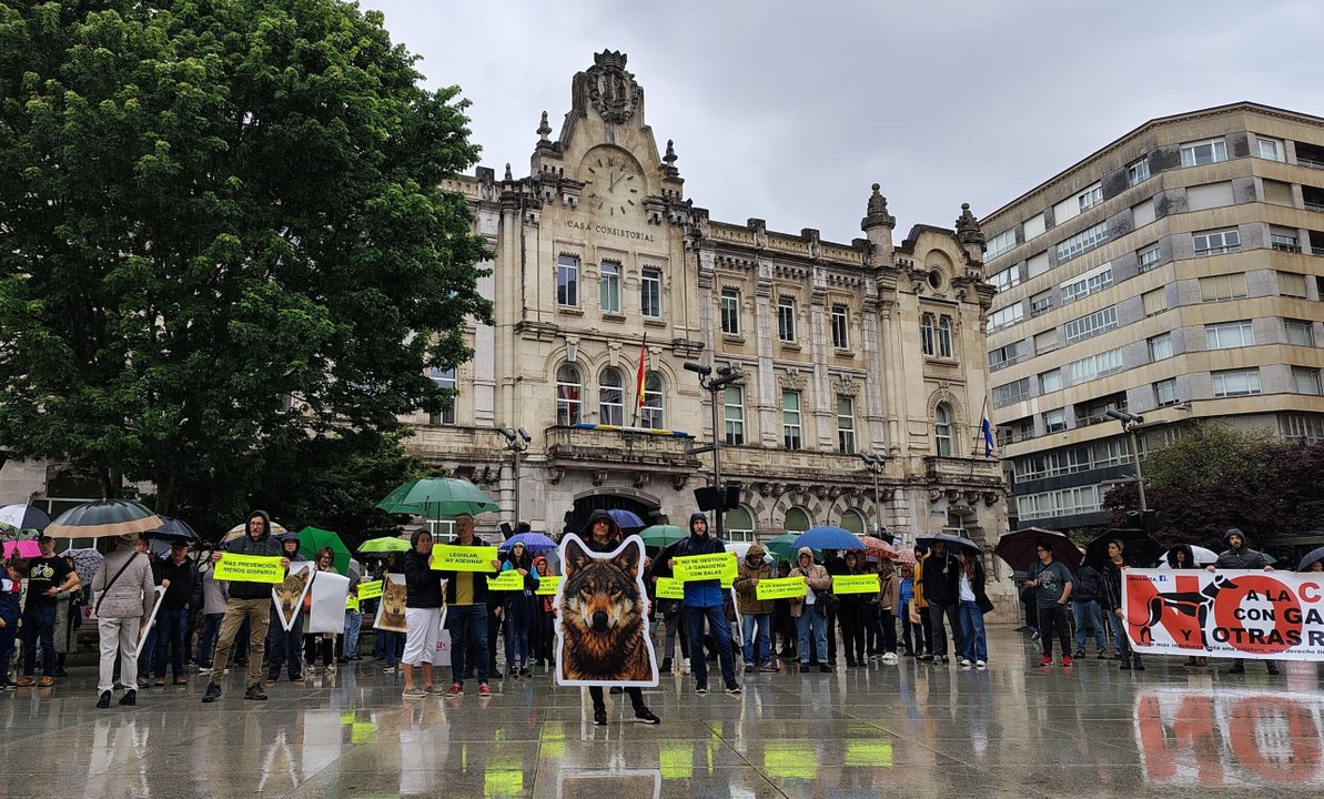 La manifestación más grotesca: unas decenas de animalistas aúllan por los lobos