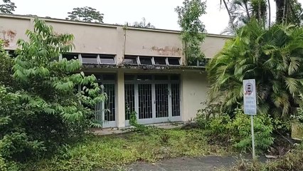 EU TIVE QUE SAIR ÀS PRESSAS DESTE TENEBROSO SALÃO DE BAILE