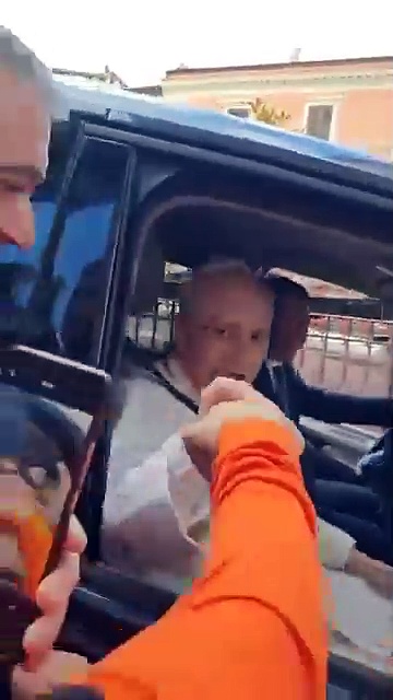 Video Forza Roma!, virale il video di Papa Leone XIV che saluta un fedele tifoso della Magica