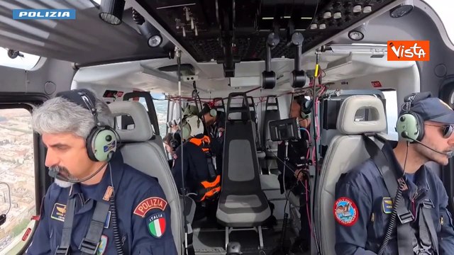 Piazza San Pietro gremita per il primo Angelus Papa, la vista dall'elicottero della Polizia di Stato