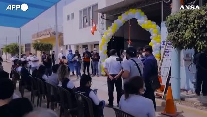 Papa Prevost inaugurava un impianto di ossigeno in Peru' durante la pandemia
