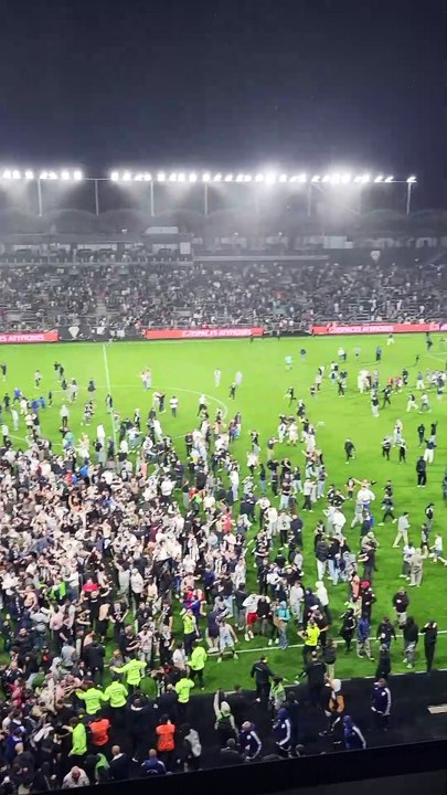 Envahissement du terrain à Angers après la victoire - Foot - L1