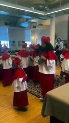 Crianças de escola em Chicago encenam conclave