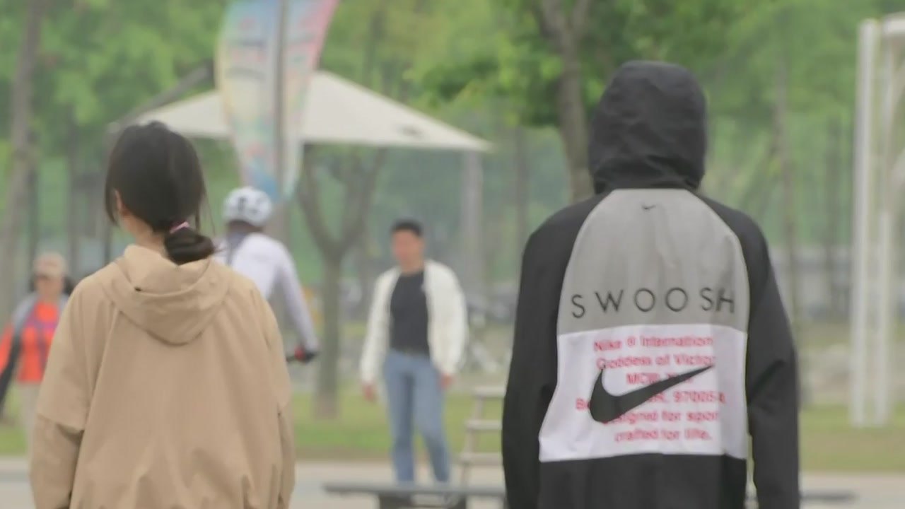 휴일, 기온 오르며 따뜻한 봄...도심 공원 시민들 북적 / YTN