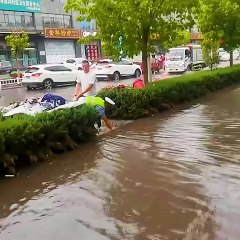 Drain Cleared by Police and a Good Samaritan! 👮 ♂️👏
