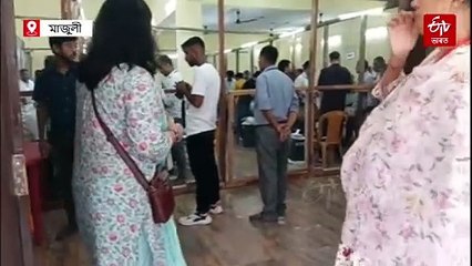 লখিমপুৰৰ ভোট গণনা কেন্দ্ৰৰ সন্মুখত আৰক্ষীৰ লাঠিচালনা