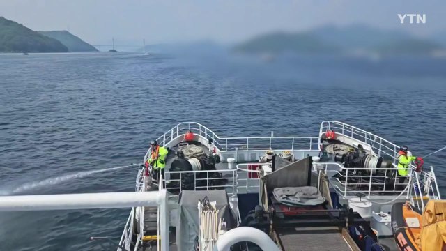 창원, 해군 함정서 연료유 유출...방제 작업 진행 / YTN