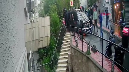 Beyoğlu'nda takla atan otomobilin altında kalmaktan son anda kurtuldu