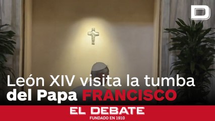 León XIV acude a la tumba de Francisco para rezar y dejarle una rosa blanca