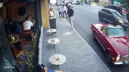 İstanbul'da klasik aracını valeye veren kişi, "Ayağını gazdan çek" diye bağırmasına rağmen kazayı önleyemedi.