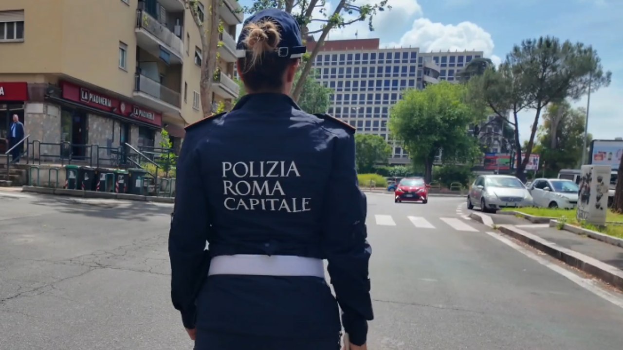 Video dei vigili di Roma: «Agente ma anche mamma. Metto in sicurezza la città che amo per le mie figlie»