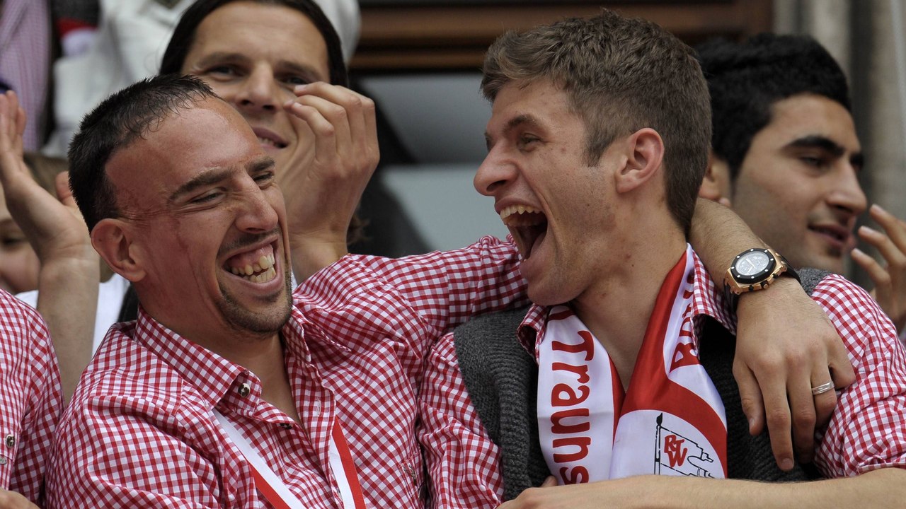 Scherzend im Interview mit van Bommel: Müllers erste Meisterfeier