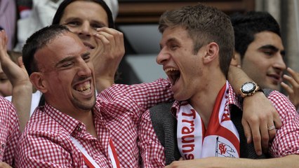 Scherzend im Interview mit van Bommel: Müllers erste Meisterfeier