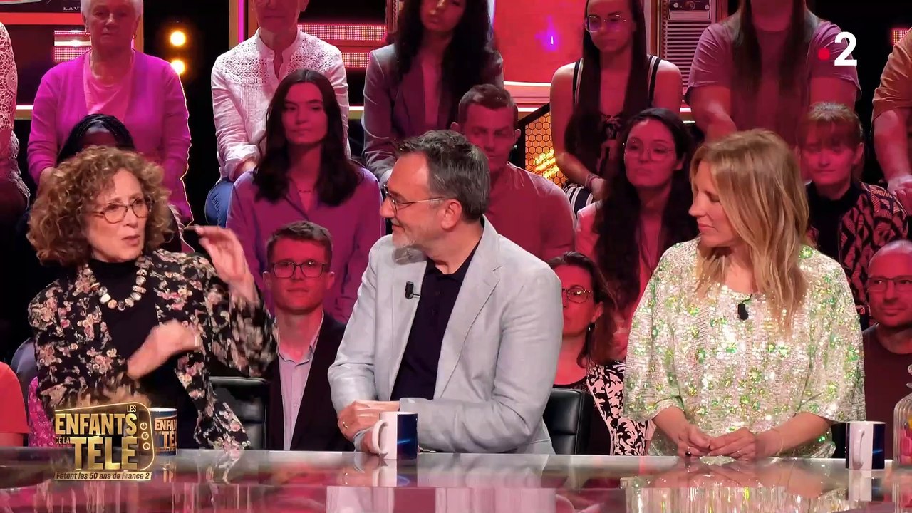 50 ans de France 2 - Mireille Dumas prise d'un énorme fou rire alors qu'un invité raconte une histoire dramatique : Les pompiers ont été obligés de venir la sortir du plateau alors qu'elle ne cessait de s'esclaffer - VIDEO