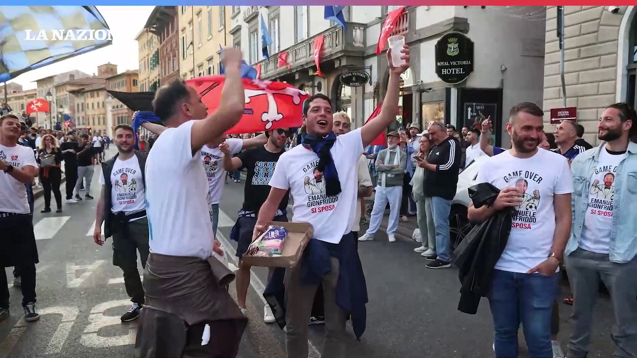 Pisa, il pullman sui Lungarni. Strade invase dai tifosi