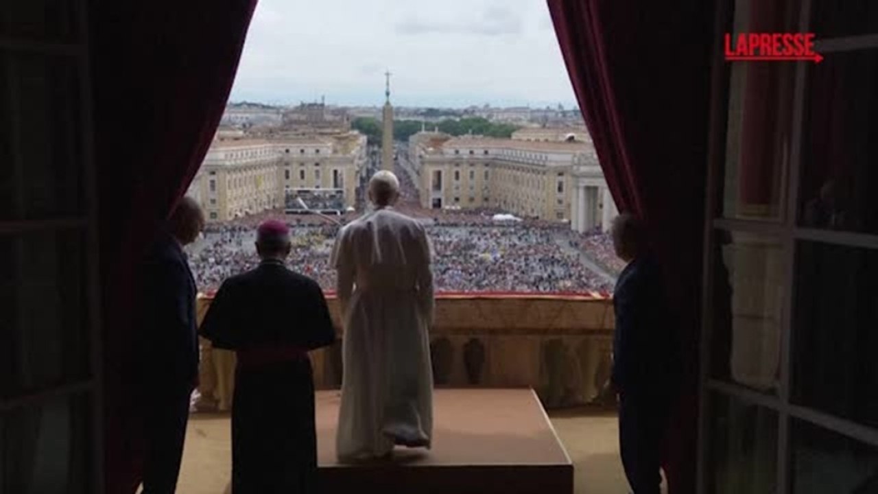 Papa Leone XIV si affaccia per il Regina Coeli: «Buona domenica». Il boato dei fedeli
