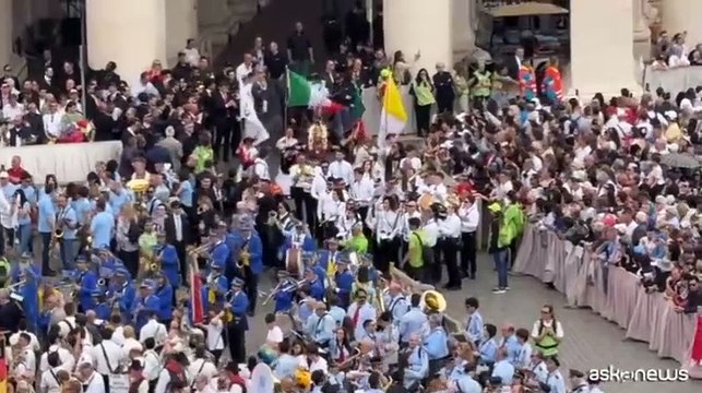 Piazza San Pietro gremita per il primo Regina Caeli di Leone XIV