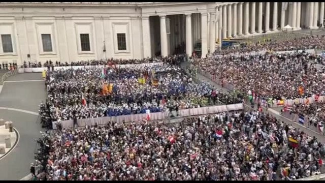 Piazza San Pietro gremita per il primo Regina Caeli di Leone XIV
