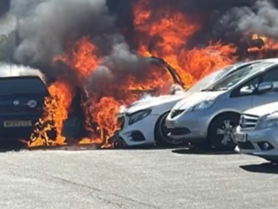 London: Flammen verschlingen Autos vor Einkaufszentrum
