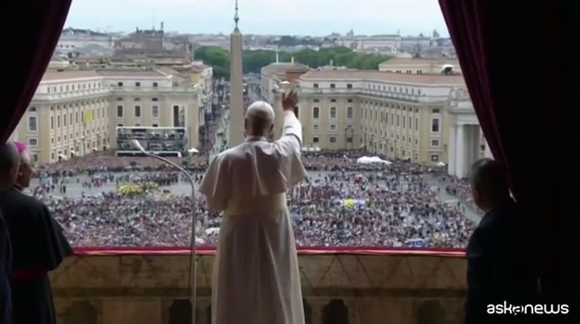 Il momento in cui il Papa si affaccia a San Pietro per Regina Caeli