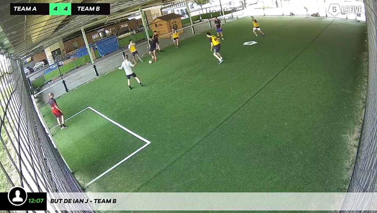 But de Ian J - Team B