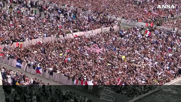 Papa Leone XIV fa gli auguri a tutte le mamme, folla a San Pietro