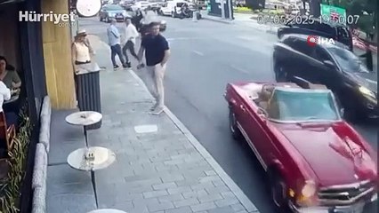 Vale teslim aldığı lüks araçla kaza yaptı! İşte o anlar...