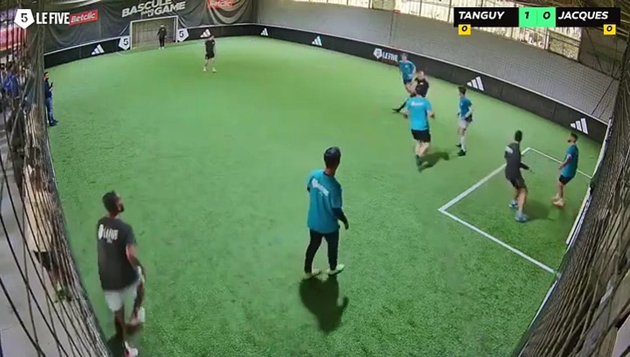 TANGUY - JACQUES SEMBATENE 11/05 à 11:41 - Football Terrain 3 (LeFive Pau)
