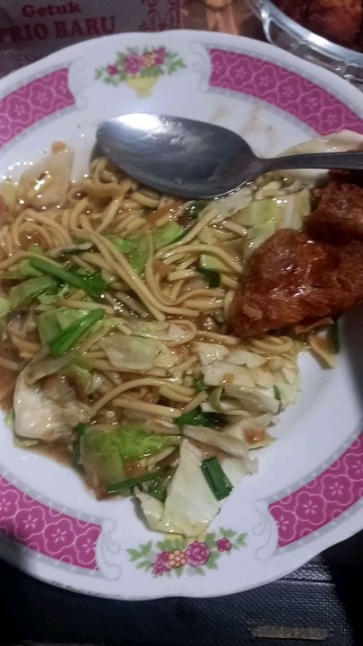 Makan mie rebus ongklok