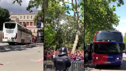 La llegada de los autobuses de Real Madrid y Barcelona: máxima seguridad y lluvia de objetos