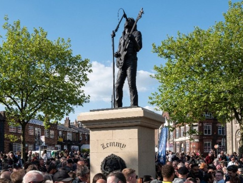 Lemmy kilmister: heimatstadt ehrt metal-legende mit besonderer statue