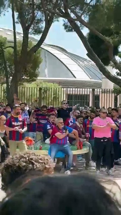 Los Boixos Nois calientan el Barça-Madrid en los jardines de Montjuïc