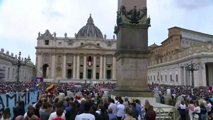Le pape Léon XIV prononce sa première prière Regina Coeli sur la place Saint-Pierre