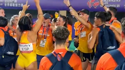 El equipo español celebra las medallas en el Mundial de relevos a coro: "¡Yo soy español!"