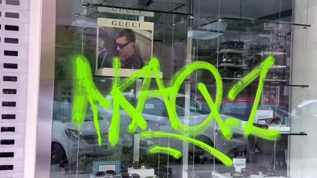 Vandali scatenati nel centro di Sassari, imbrattate vetrine di negozi, ristoranti e uffici