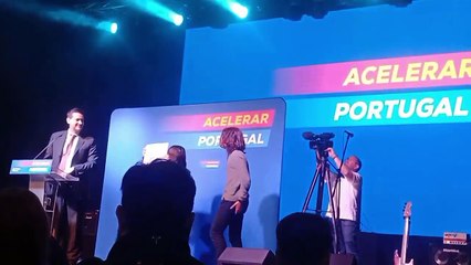 Eis o momento em que Rui Rocha é atingido com pó verde por ativistas